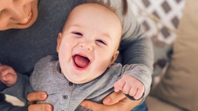چه زمانی نوزادان شروع به خندیدن می‌کنند؟