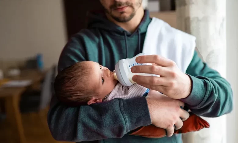 راهنمای تغذیه نوزاد با شیر مادر و شیرخشک