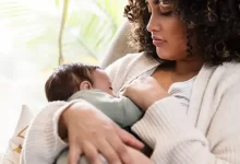 علائم حساسیت نوزاد به تخم مرغ در شیر مادر