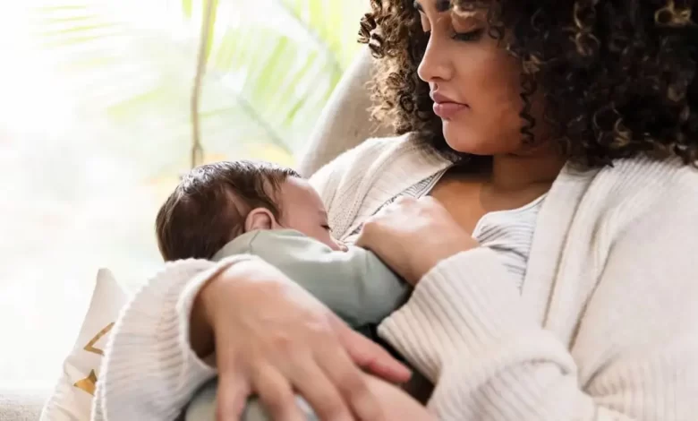 علائم حساسیت نوزاد به تخم مرغ در شیر مادر